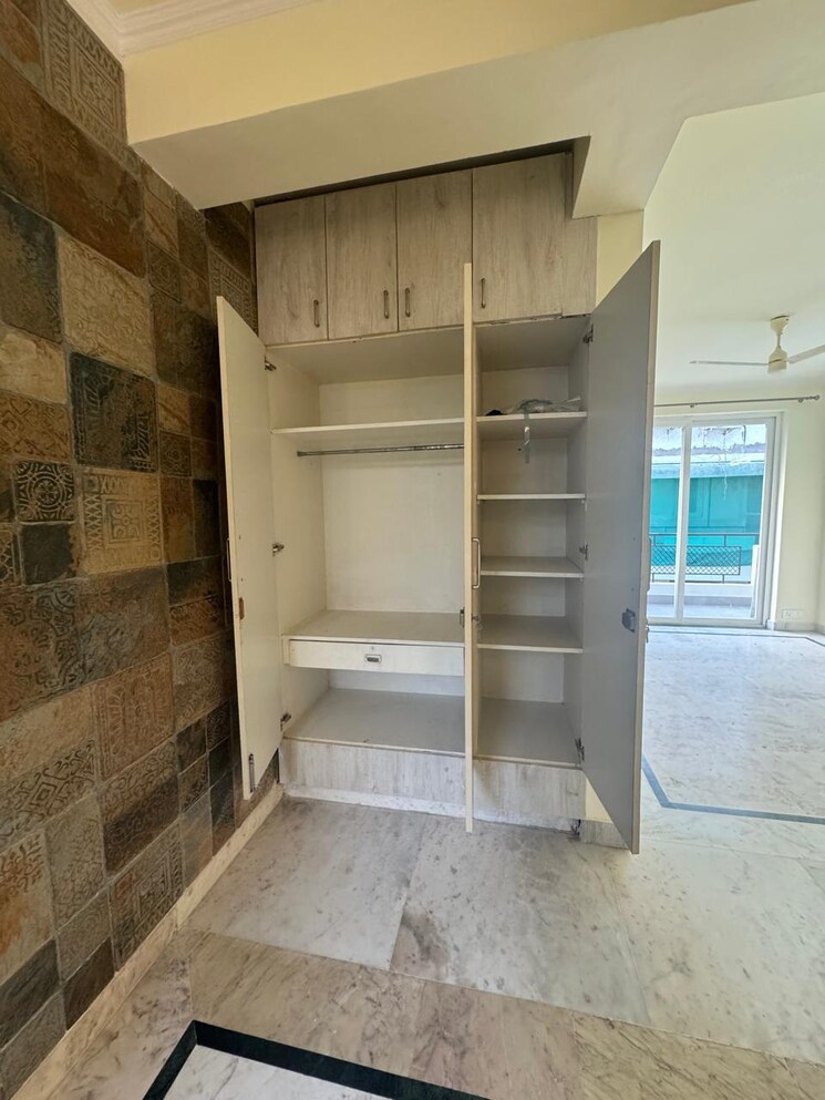 Bathroom, suncity-heights 3 Bedroom 2001 Sq.Ft. Builder Floor In Sector 54 Gurgaon 9089944