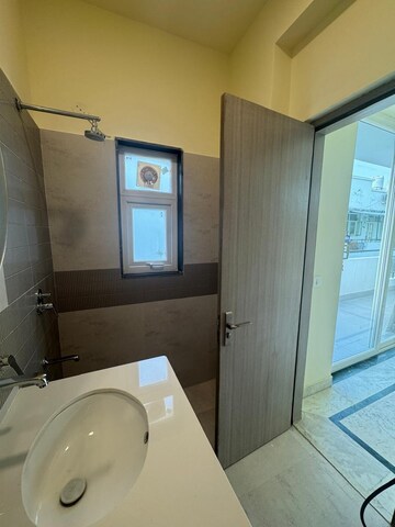 Bathroom in 3 BHK Builder Floor at Suncity Heights, Sector 54 – for Rent