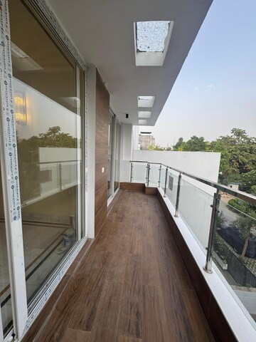 Balcony in 3 BHK Builder Floor at Suncity Heights, Sector 54 – for Rent
