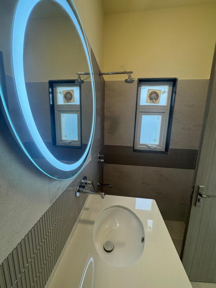 Bathroom, suncity-heights 3 Bedroom 2001 Sq.Ft. Builder Floor In Sector 54 Gurgaon 9089944