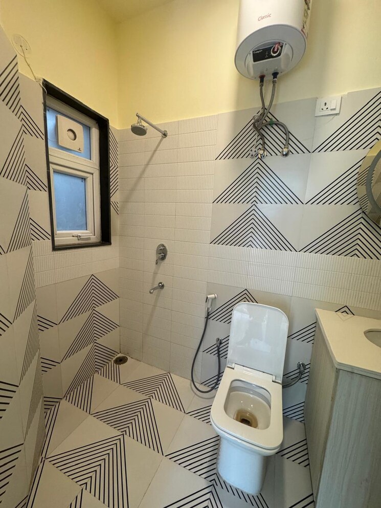 Bathroom, suncity-heights 3 Bedroom 2001 Sq.Ft. Builder Floor In Sector 54 Gurgaon 9089944