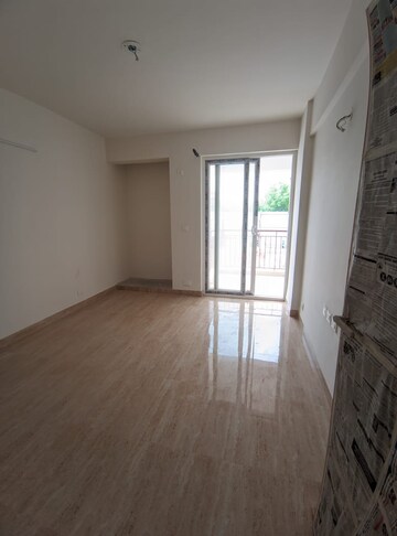 Room in 2 BHK Apartment at KLJ Platinum Heights, Sector 77 – for Sale