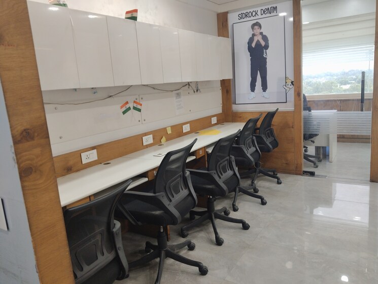 Team Area, netaji subhash place Commercial Office Space 985 Sq.Ft. In Netaji Subhash Place Delhi 9089958