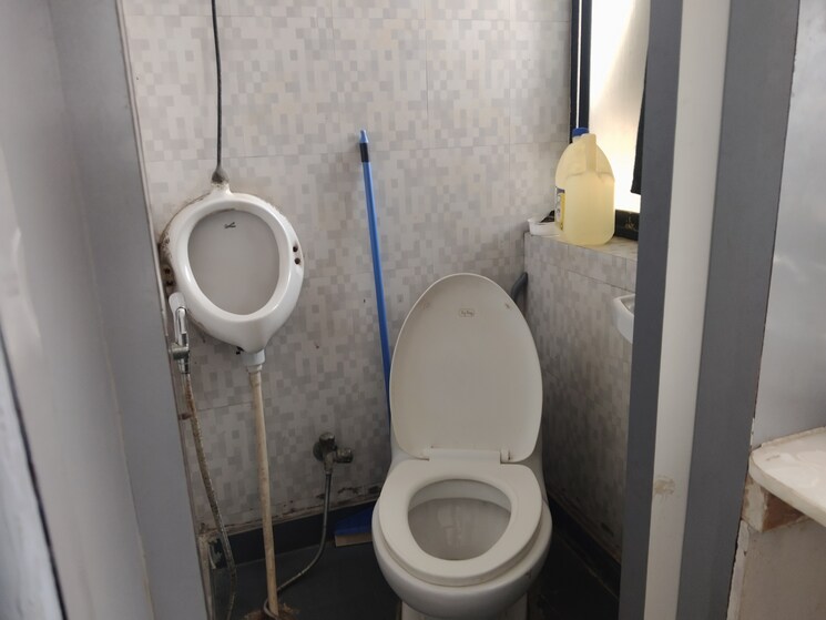 Bathroom, netaji subhash place Commercial Office Space 538 Sq.Ft. In Netaji Subhash Place Delhi 9089980