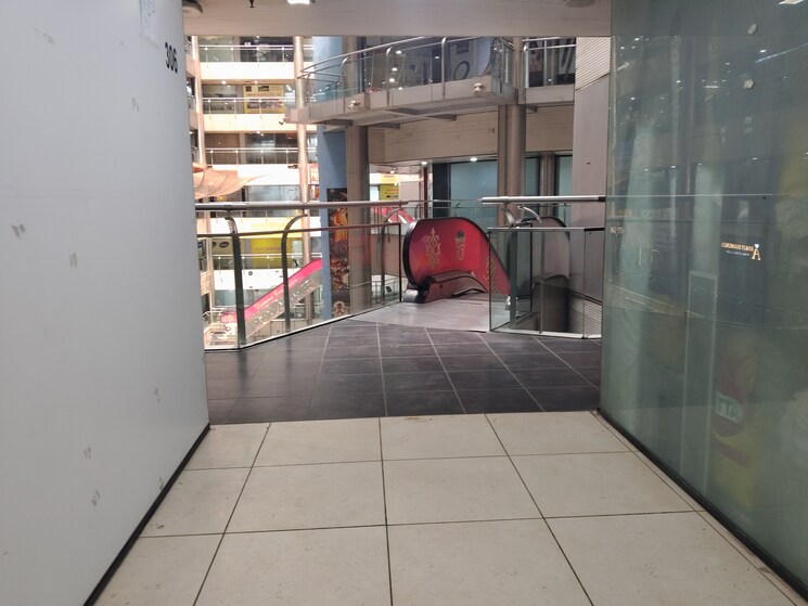  Parking, netaji subhash place Commercial Office Space 538 Sq.Ft. In Netaji Subhash Place Delhi 9089980