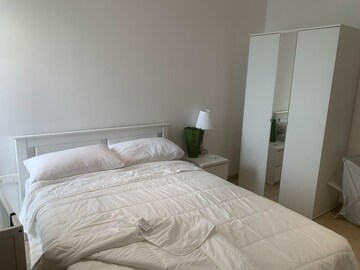 Bedroom in 6+ BHK Apartment at Prabhadevi – for Sale