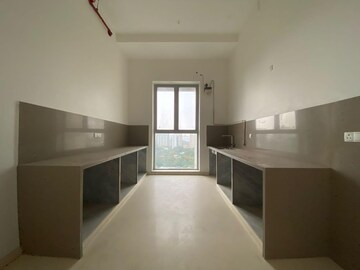 Room in 5 BHK Apartment at Kalpataru Avana, Parel – for Sale