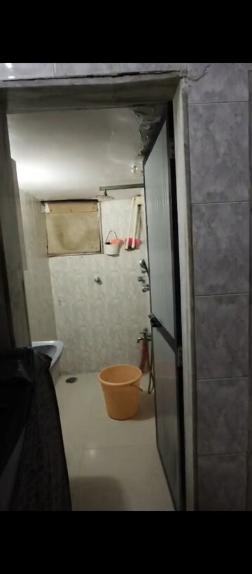 Bathroom in 1.5 BHK Apartment at Mazgaon – for Rent