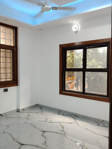 Room in 1 BHK Builder Floor at Divya Kunj, Niti Khand – for Rent