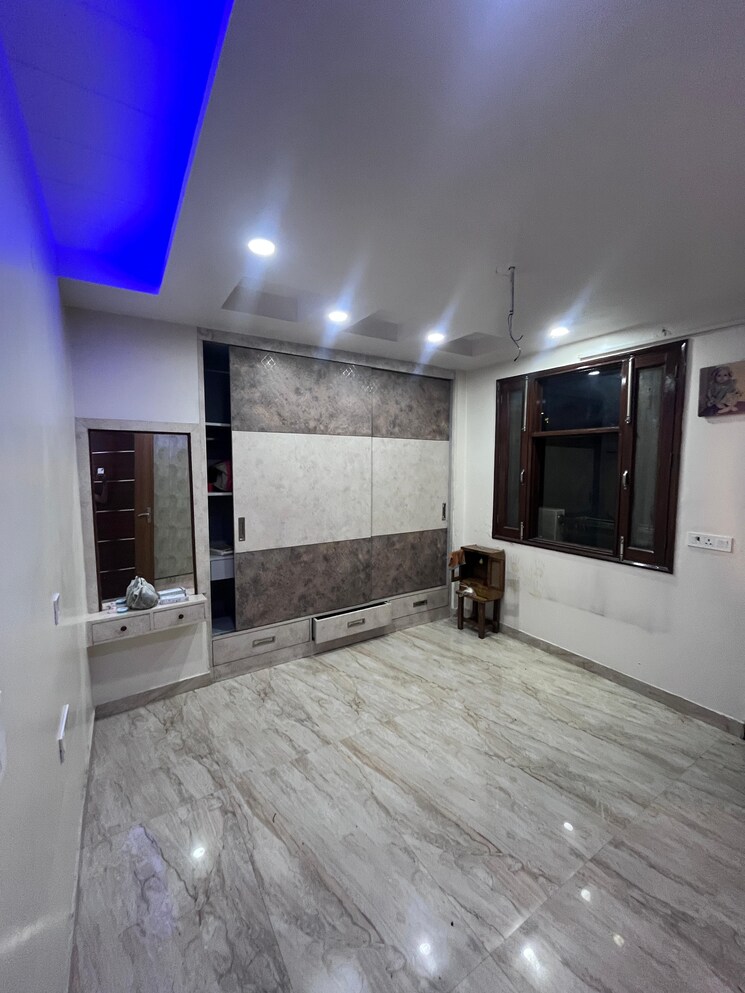 Room, navbharat-apartments 3 Bedroom 950 Sq.Ft. Apartment In Paschim Vihar Delhi 9090158