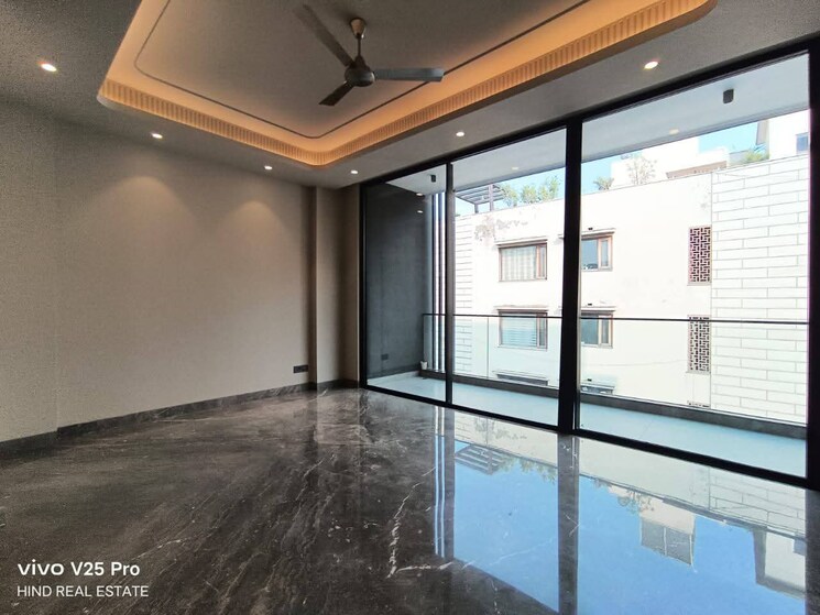 Room, greater kailash i 4 Bedroom 500 Sq.Yd. Builder Floor In Greater Kailash I Delhi 9090066