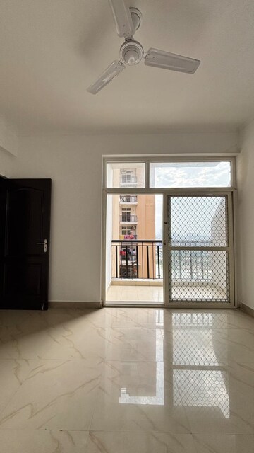 Room in 2 BHK Apartment at Express Zenith, Sector 77 – for Rent