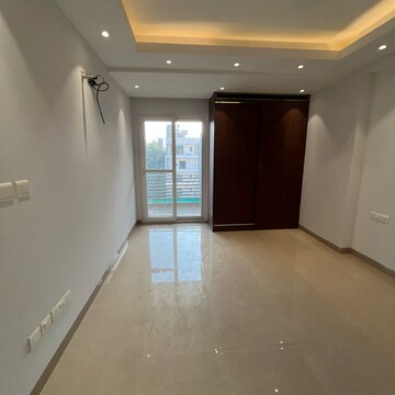 Building Lobby in 3 BHK Builder Floor at Cameron Courts, Sector 44 – for Sale