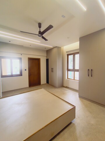 Bedroom in 3 BHK Apartment at Langford Town – for Rent