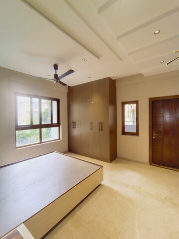 Bedroom in 3 BHK Apartment at Langford Town – for Rent