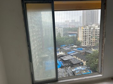 Room in 2 BHK Apartment at Avant Hillway, Goregaon East – for Rent