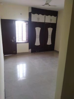 Room in 3.5 BHK Apartment at Greenwood Apartment, Gomti Nagar – for Sale