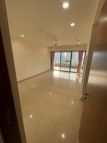 Room in 4 BHK Apartment at Raiaskaran Parthenon, Andheri West – for Rent