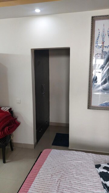 Room in 3.5 BHK Apartment at Amrapali Silicon City, Sector 76 – for Rent