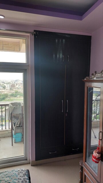 Furnished Amenities in 3.5 BHK Apartment at Amrapali Silicon City, Sector 76 – for Rent