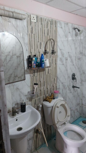 Bathroom in 3.5 BHK Apartment at Amrapali Silicon City, Sector 76 – for Rent