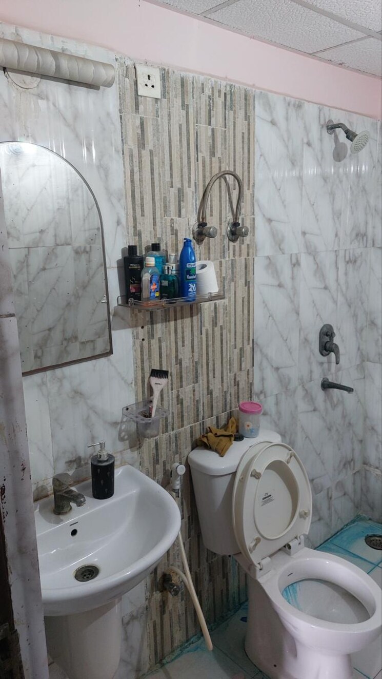 Bathroom, amrapali-silicon-city 3.5 Bedroom 1550 Sq.Ft. Apartment In Sector 76 Noida 9090402