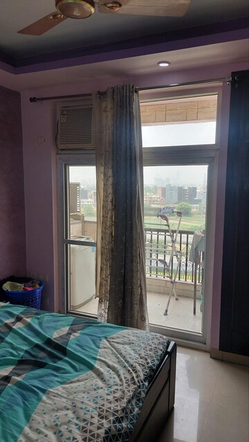 Room in 3.5 BHK Apartment at Amrapali Silicon City, Sector 76 – for Rent