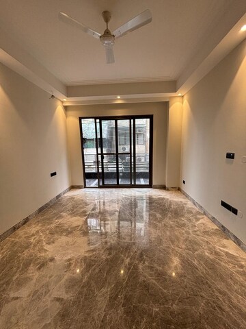 Room in 3.5 BHK Builder Floor at South Extension ii – for Rent