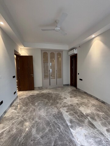 Room in 3.5 BHK Builder Floor at South Extension ii – for Rent