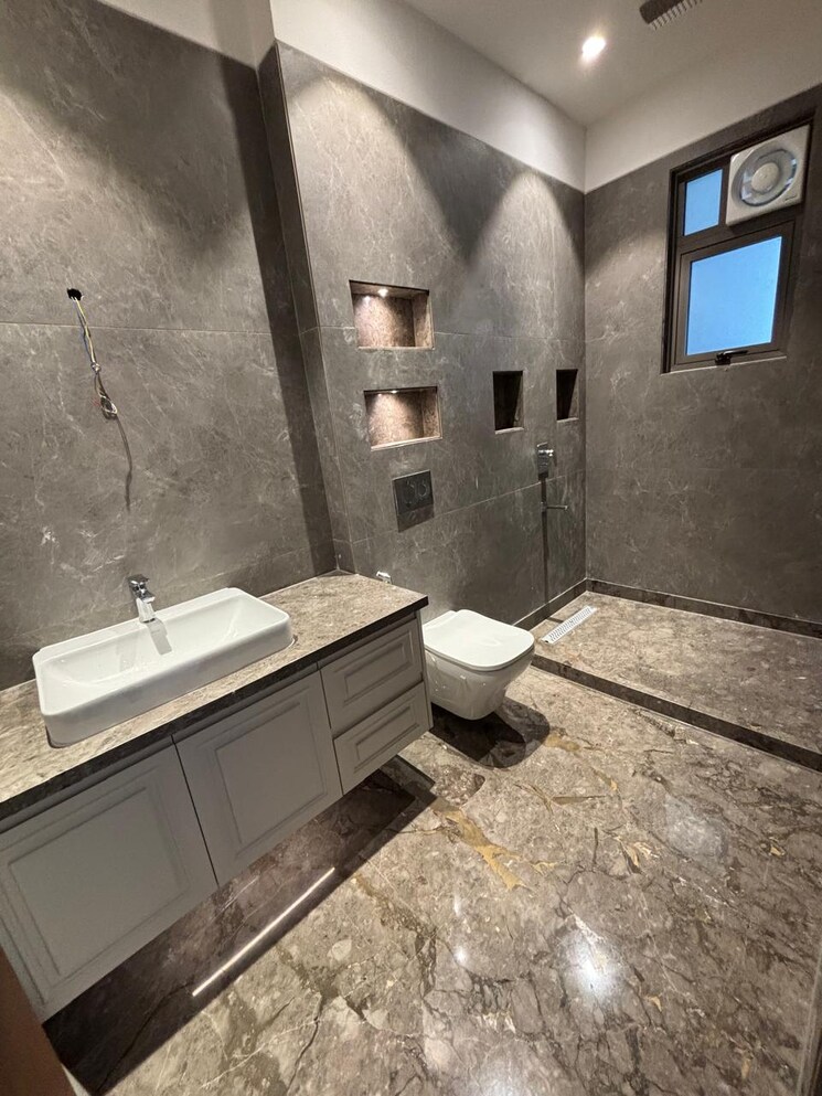 Bathroom, south extension ii 3.5 Bedroom 2500 Sq.Ft. Builder Floor In South Extension ii Delhi 9090459