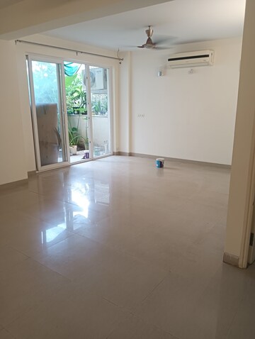 Room in 3.5 BHK Apartment at Satguru Apartments, Sector 52 – for Rent