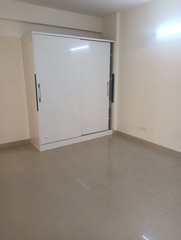 Room in 3.5 BHK Apartment at Satguru Apartments, Sector 52 – for Rent