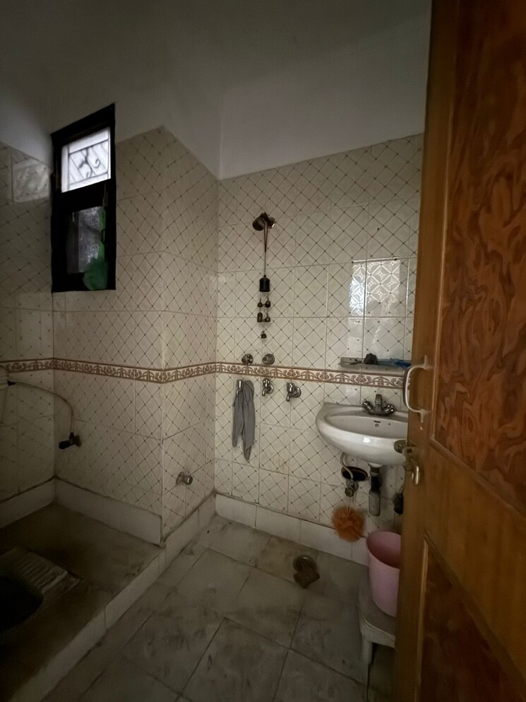 Bathroom, vaishali sector 6 2 Bedroom 1050 Sq.Ft. Builder Floor In Vaishali Sector 6 Ghaziabad 9090487