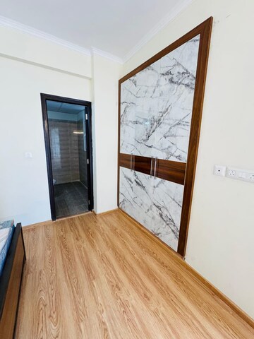 Room in 3.5 BHK Apartment at Amrapali Crystal Homes, Sector 76 – for Rent