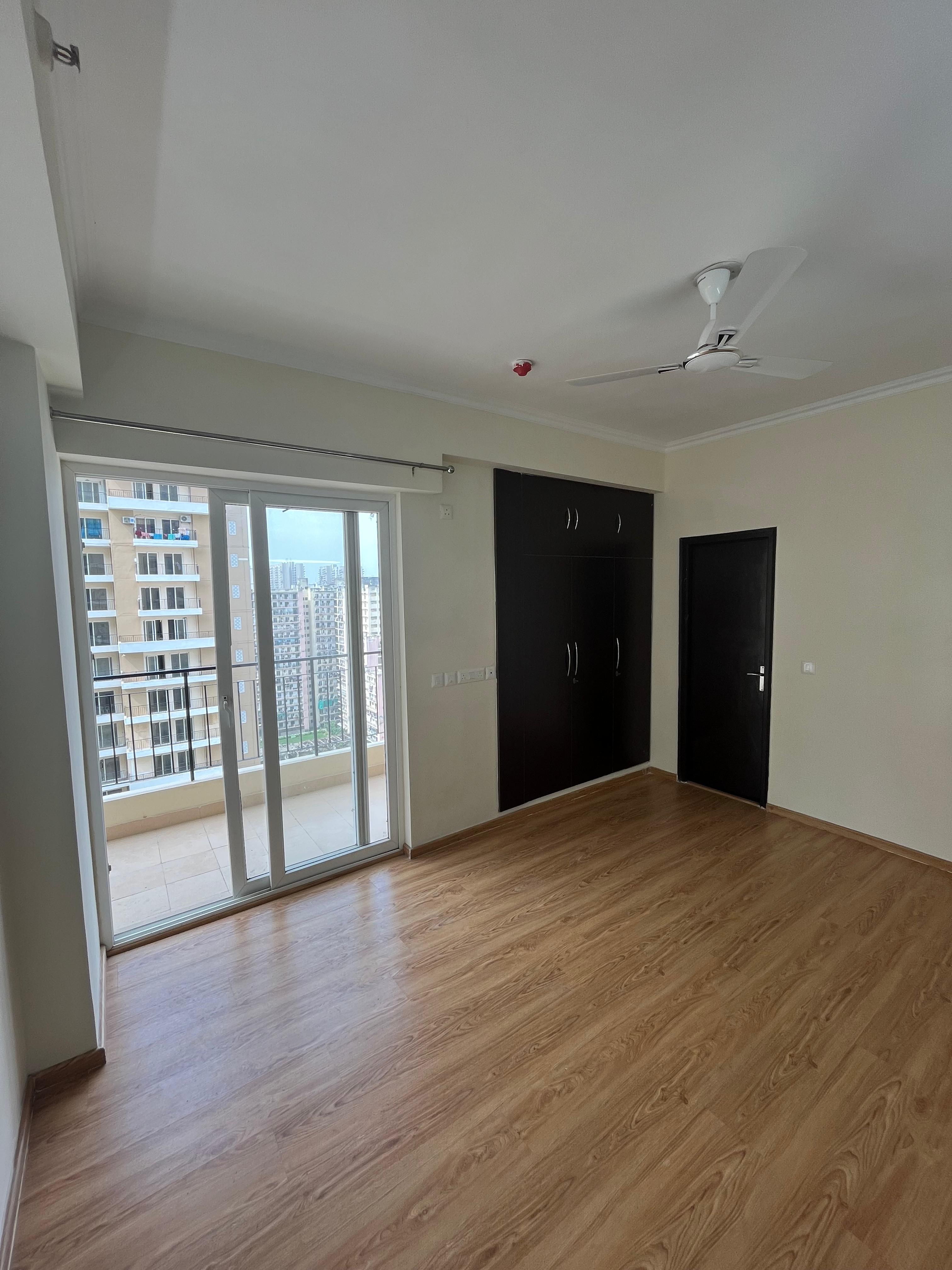 3 BHK 1375 Sq.Ft. Apartment in Amrapali Crystal Homes