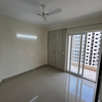 Room in 3 BHK Apartment at Amrapali Crystal Homes, Sector 76 – for Rent