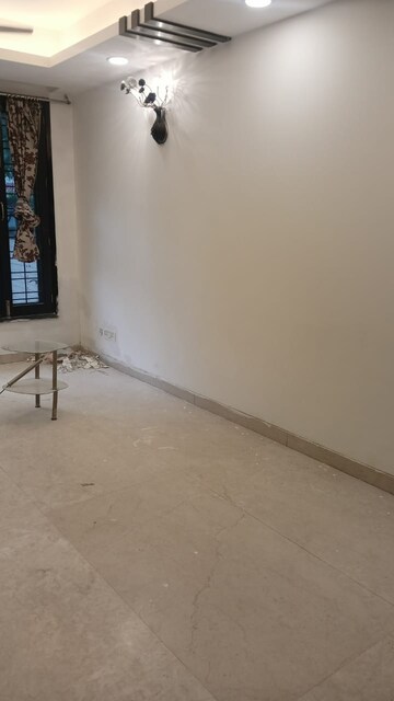 Room in 3 BHK Builder Floor at Palam Vihar – for Rent