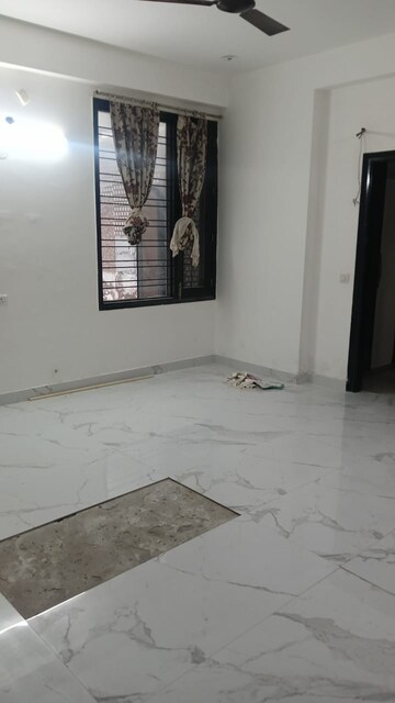 Room in 3 BHK Builder Floor at Palam Vihar – for Rent