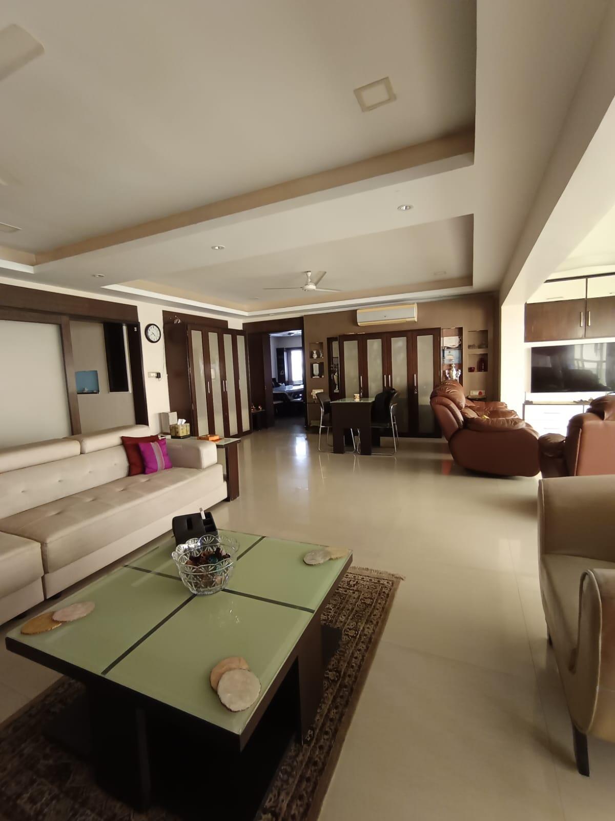 5 BHK + Servant Room Apartment For Sale in Cuffe Castle