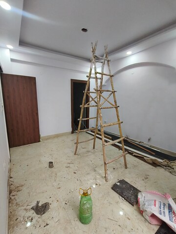 Room in 2 BHK Apartment at Mahagun Villa, Vaishali Sector 4 – for Sale