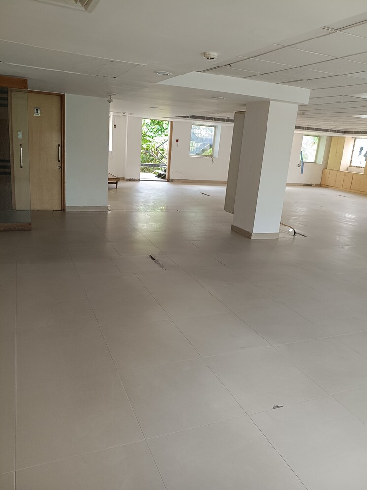 Room, new friends colony Commercial Office Space in IT/SEZ 1000 Sq.Ft. In New Friends Colony Delhi 9090713