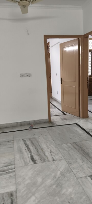 Room in 4 BHK Apartment at Royal Towers Noida, Sector 61 – for Rent