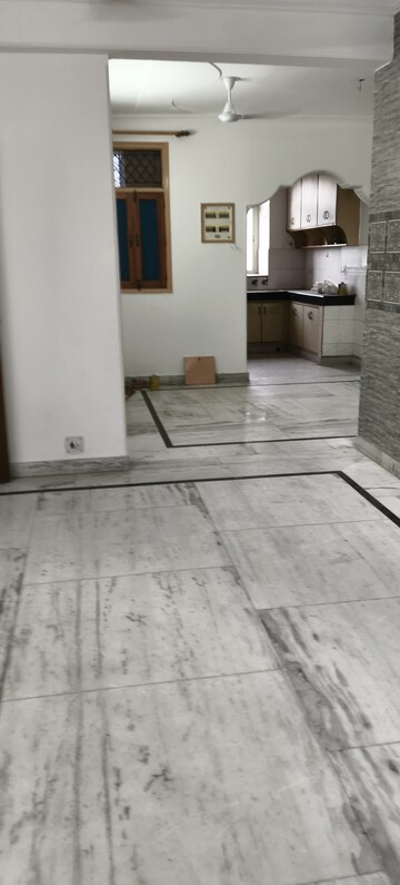 Room in 4 BHK Apartment at Royal Towers Noida, Sector 61 – for Rent
