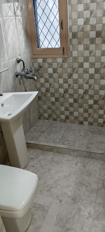 Bathroom in 4 BHK Apartment at Royal Towers Noida, Sector 61 – for Rent