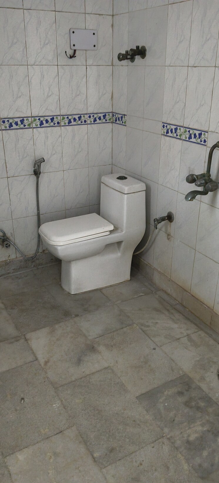 Bathroom, royal-towers-noida 4 Bedroom 2200 Sq.Ft. Apartment In Sector 61 Noida 9090707