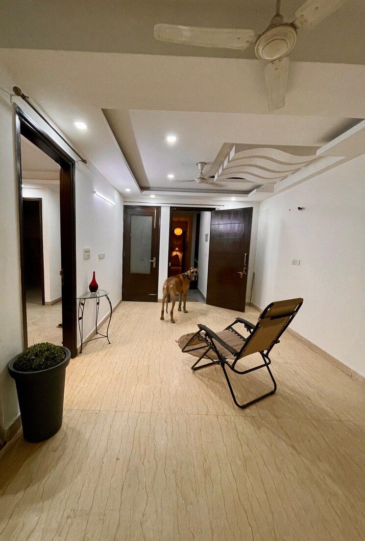 Hall, chattarpur 3 Bedroom 1100 Sq.Ft. Builder Floor In Chattarpur Delhi 9090694