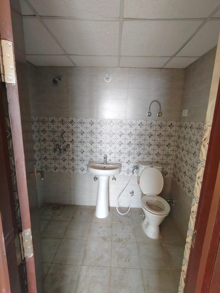 Bathroom, rise-organic-homes 3.5 Bedroom 1733 Sq.Ft. Apartment In Mahurali Ghaziabad 9090683