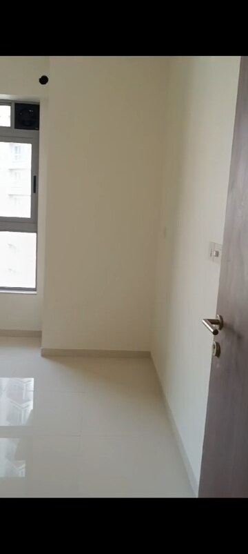 Room in 2 BHK Apartment at Kalpataru Vienta, Kandivali East – for Rent