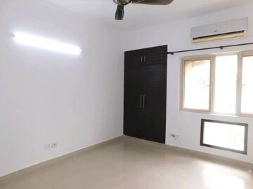 Room in 4 BHK Apartment at ATS Paradiso, Chi Iv Greater Noida – for Sale