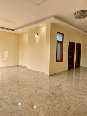 Room in 3 BHK Builder Floor at Palam Vihar – for Rent
